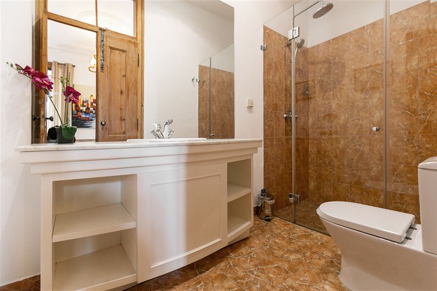 Flores, a three-bedroom apartment in Príncipe Real, Lisbon — bathroom