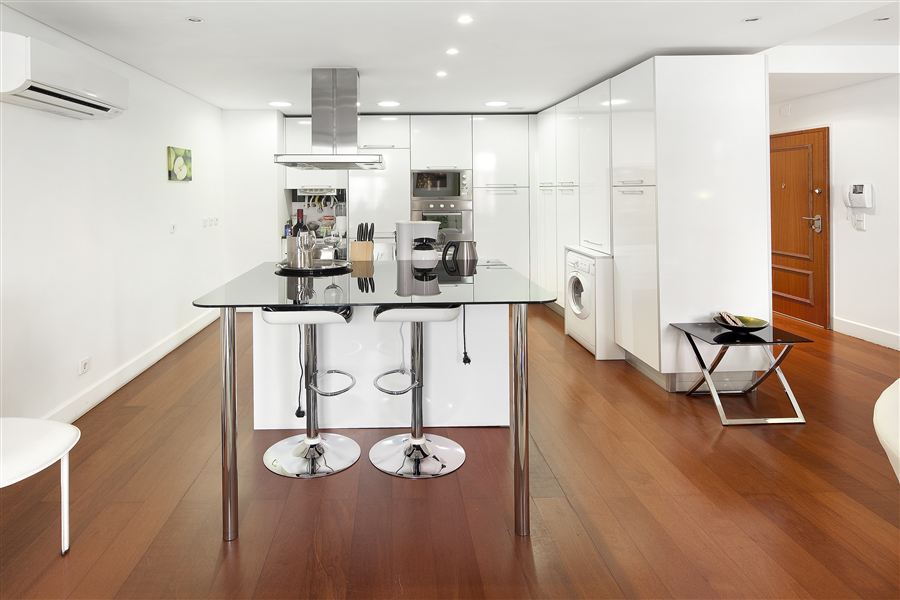 Pomme, a superior one-bedroom apartment in Chiado, Lisbon — dining area